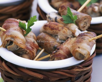 Brochetas de higaditos y salchichas