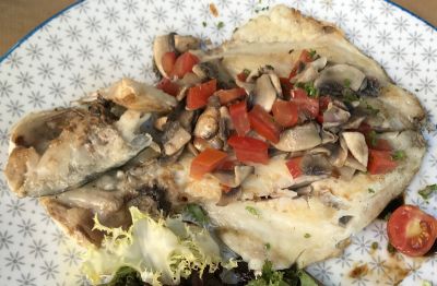 Lubina con verduras salteadas