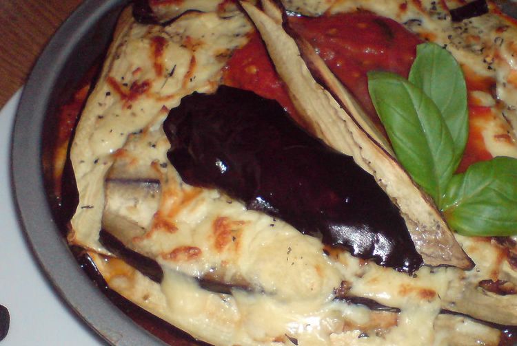 Berenjenas gratinadas con salsa de tomate