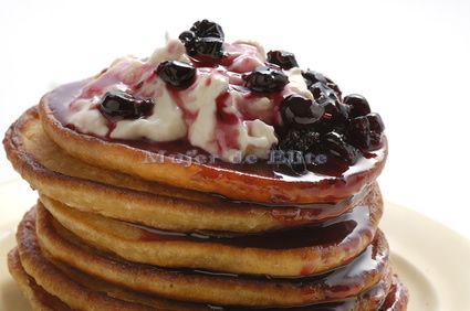 Tortitas con yogur y arándanos