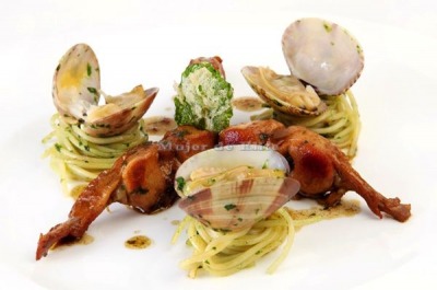 Conejo con pasta al pesto y almejas