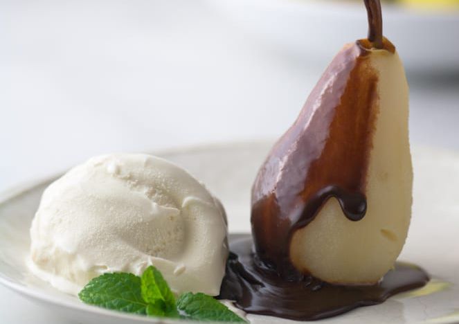 Peras con chocolate negro