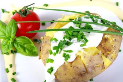 Patatas asadas con salsa de queso y hierbas