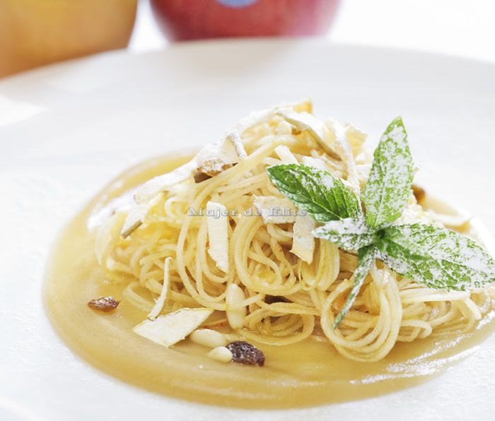 Espaguetis de manzana sobre mousse