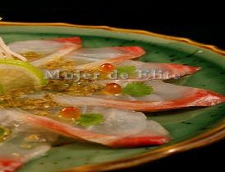 Sashimi fino de dorada con aliño de soja y pimienta verde
