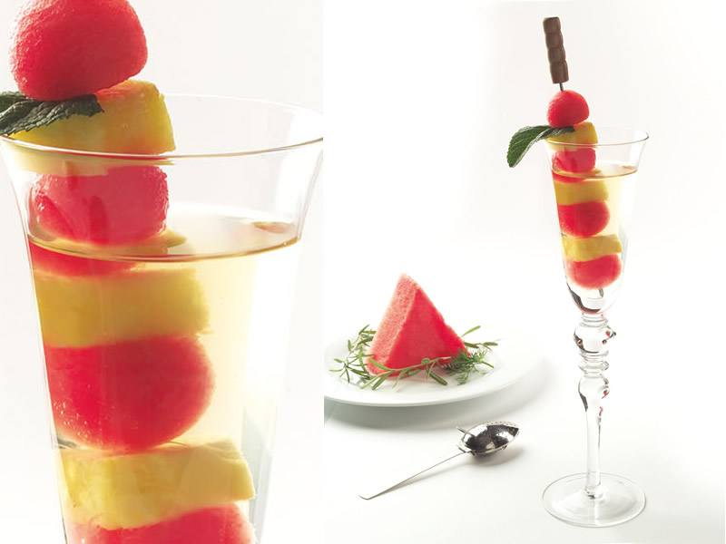 Brochetas de sandía y piña con té blanco