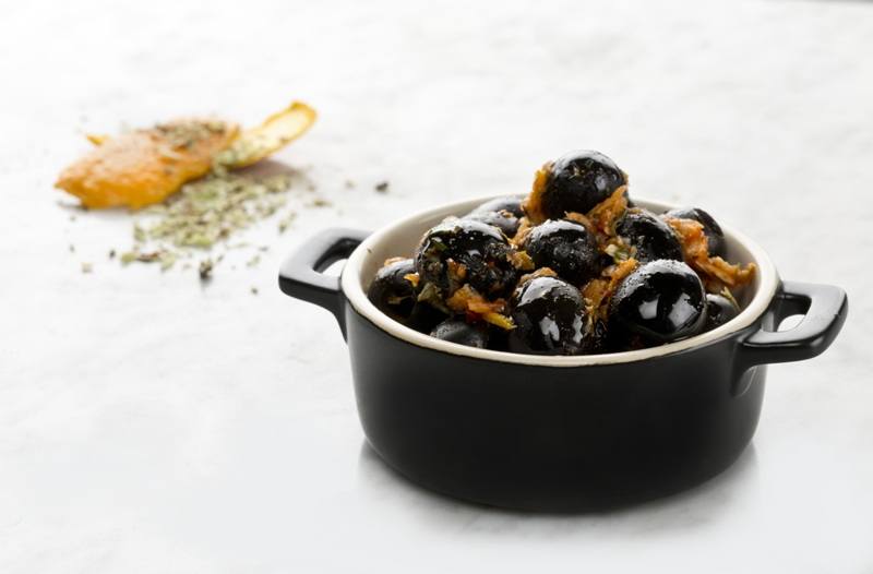 Aceitunas negras aliñadas a la naranja picante