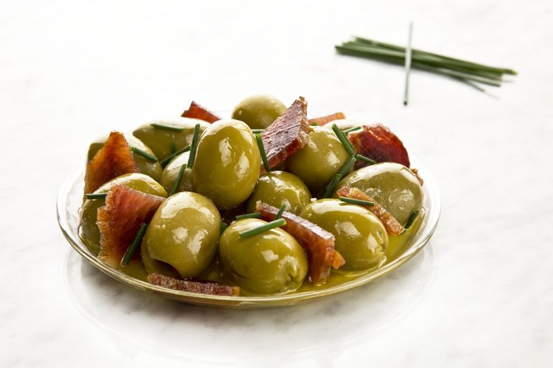 Aceitunas con mojama y turrón de jijona