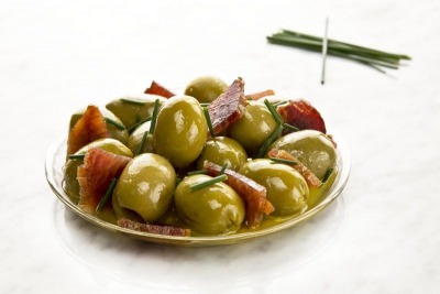 Aceitunas con mojama y turrón de jijona