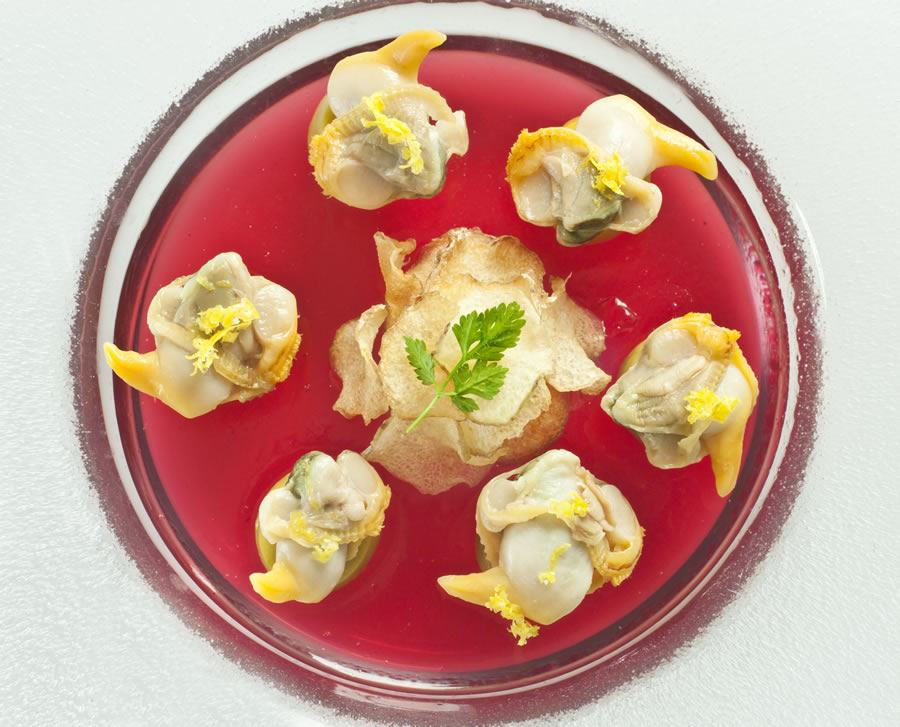 Berberechos con campari, aceitunas y patatas chips