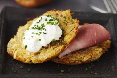 Patatas al horno con manzanas, jamón cocido y crema de cebollino