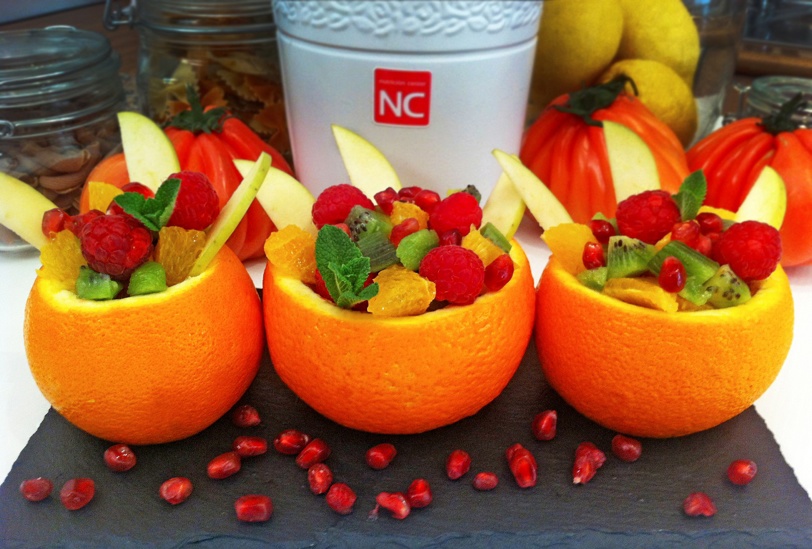 Naranjas rellenas de frutas a la menta