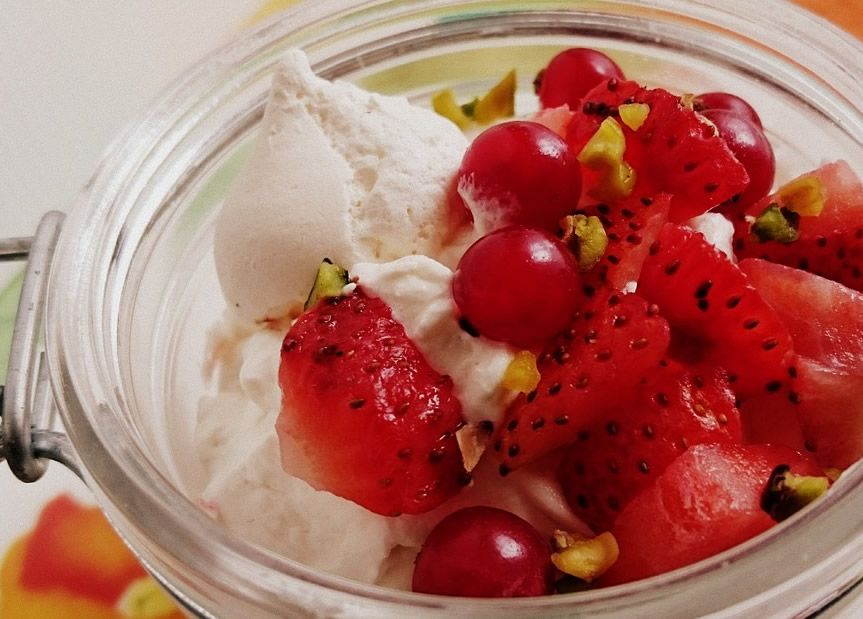 Merengue con frutos rojos
