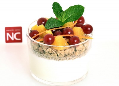 Falsa cuajada con muesli y grosellas