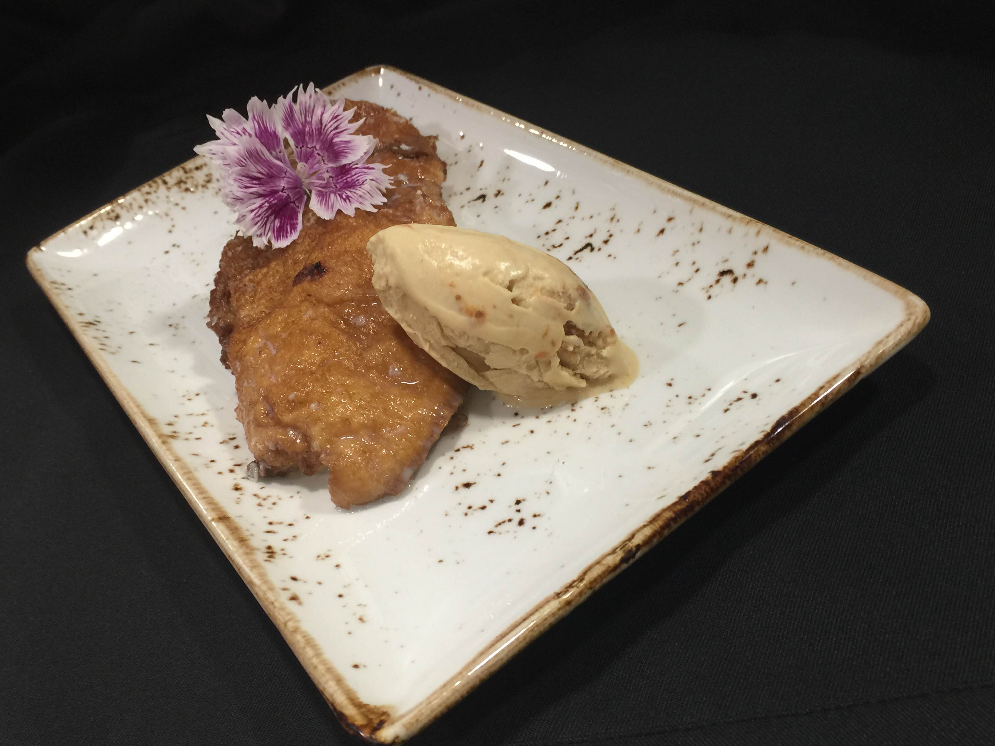 Torrijas caseras con helado de galleta