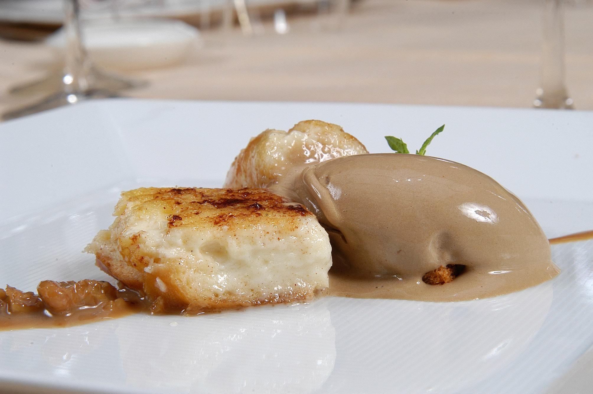 Torrijas al ron con salsa de nueces y helado de café con leche