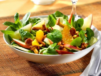 Ensalada de manzana y naranja con setas chantarelas