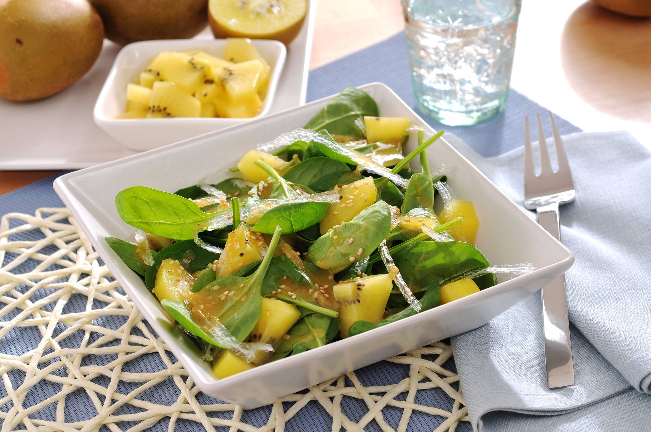 Ensalada de espinacas, agar agar y kiwi