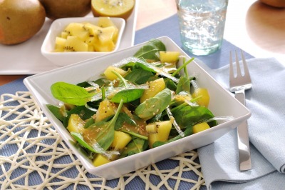 Ensalada de espinacas, agar agar y kiwi