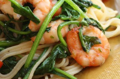 Espaguetis con gambas y espinacas