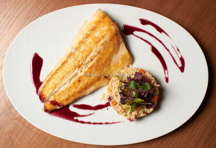 Lubina salvaje con arroz arbóreo de hongos shiitake y reducción de vino tinto