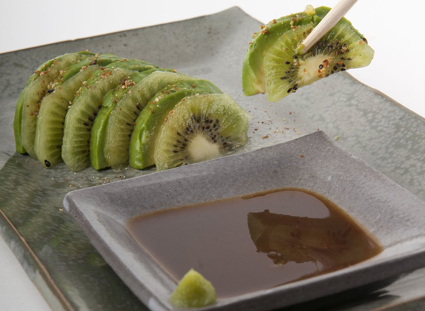 Sashimi de aguacate y kiwi