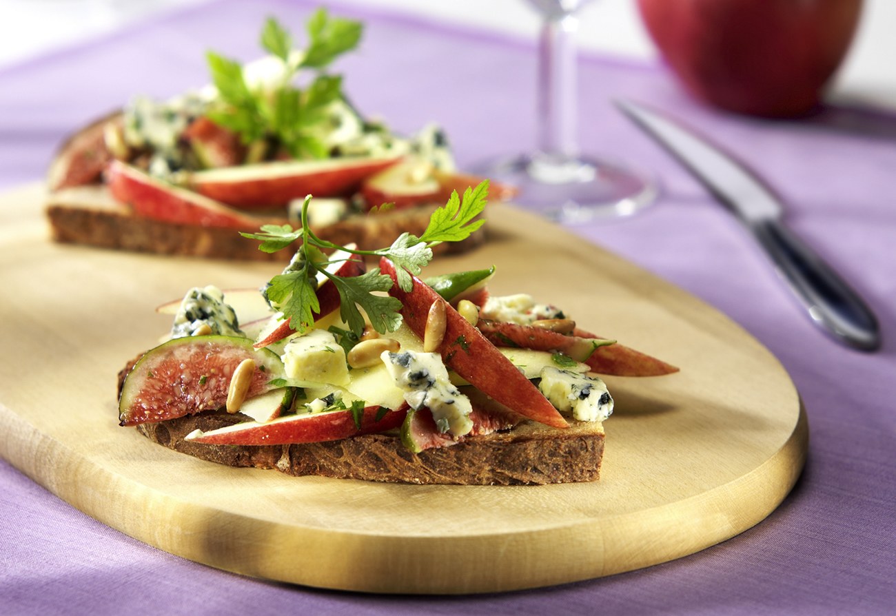 Tostadas de manzana con higos y queso gorgonzola