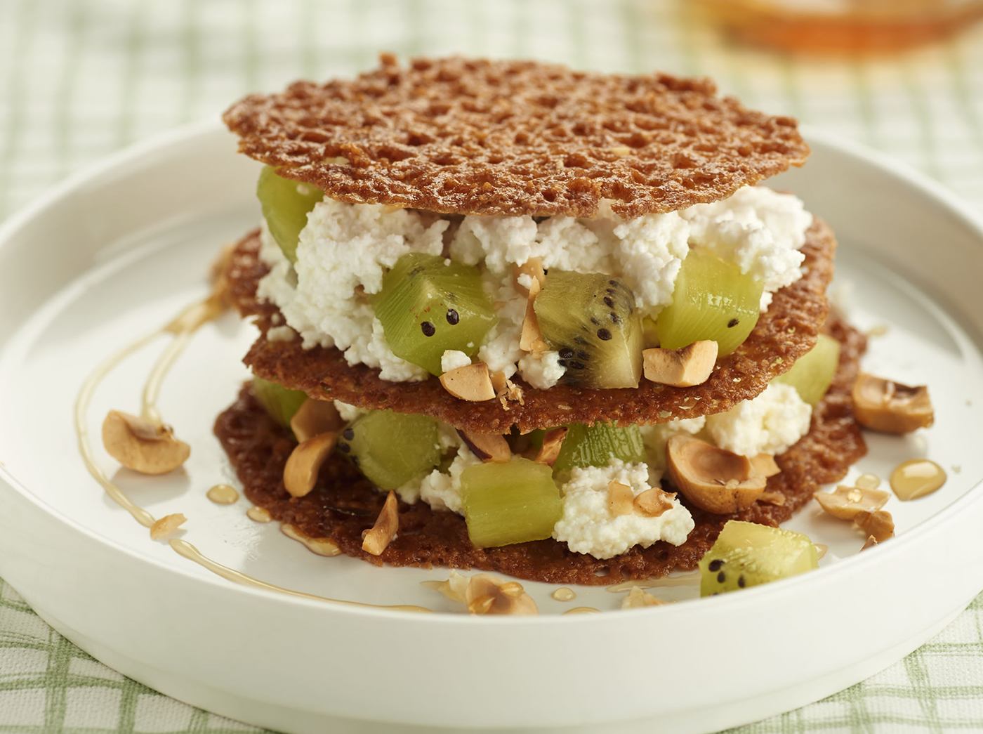 Milhojas de kiwi, requesón con miel y avellanas