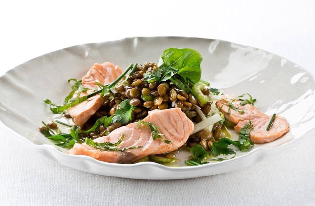 Ensalada de lentejas con salmón fresco