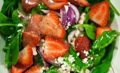 Ensalada de aguacate, fresas y espinacas