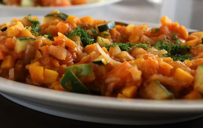 Pisto otoñal de calabaza, manzana y cebolla morada con alioli