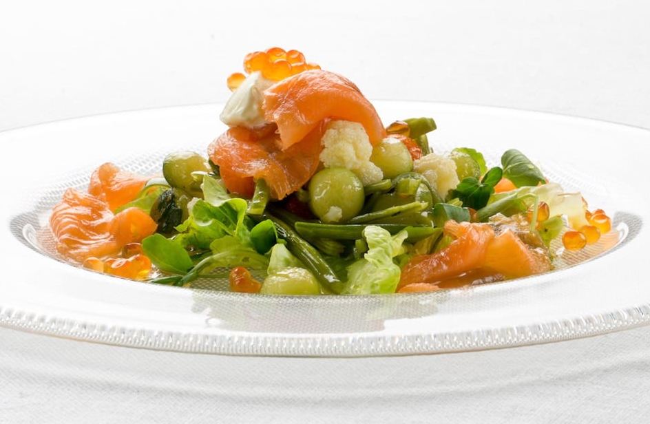 Ensalada de verduras al vapor con salmón ahumado