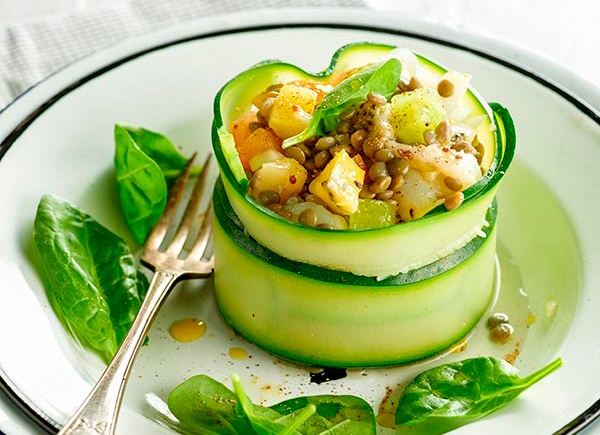 Ensalada de espinacas, lentejas y bacalao con kiwi