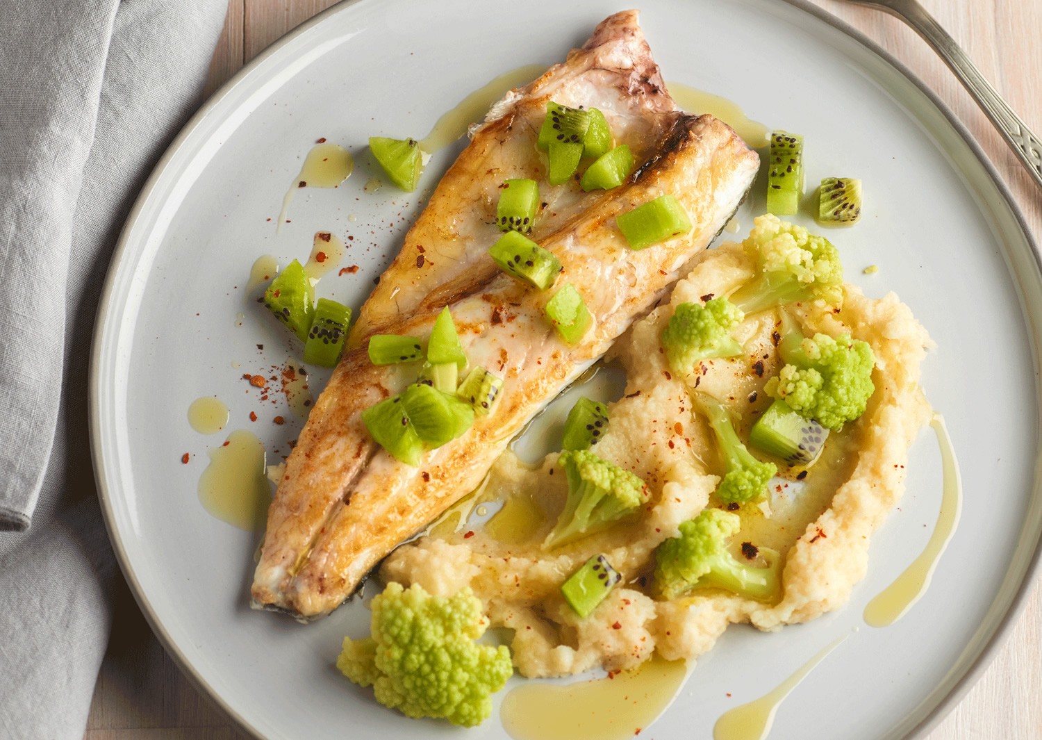 Lubina con puré de apio, brócoli y kiwi