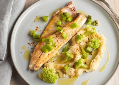 Lubina con puré de apio, brócoli y kiwi