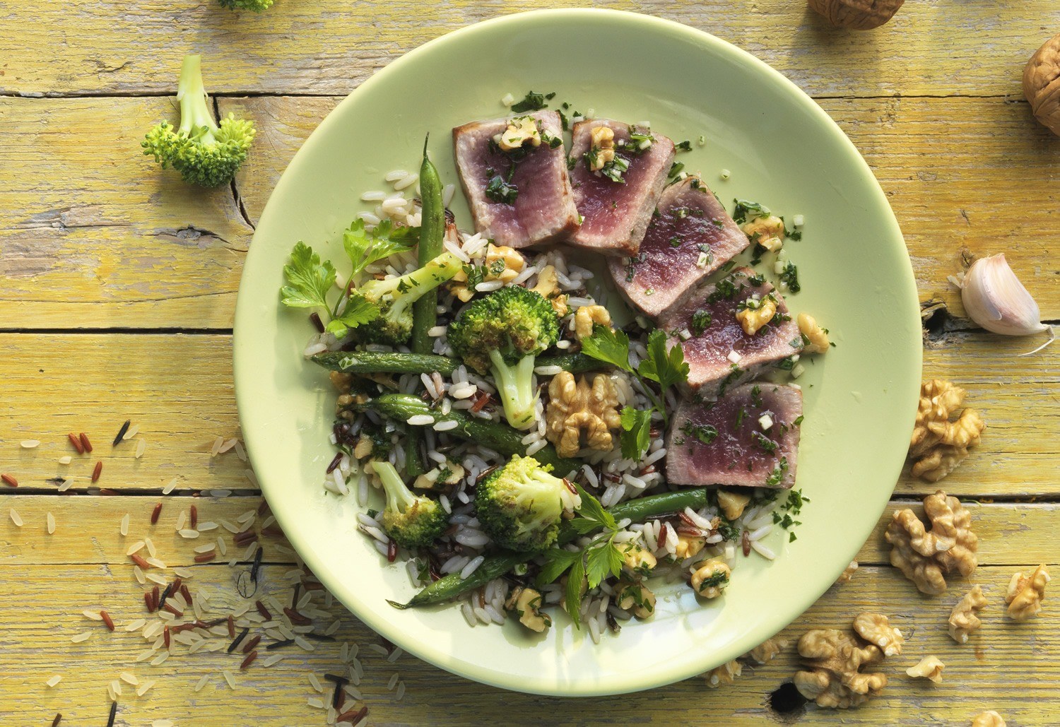 Lomos de atún con arroz salvaje vegetariano y vinagreta de nueces - Recetas  de Cocina | MujerdeElite
