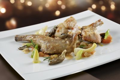 Conejo salteado con setas y trigueros