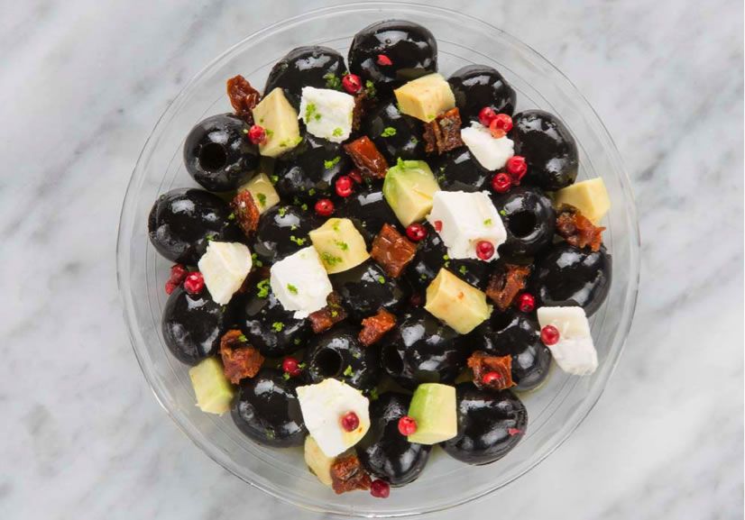 Aceitunas negras aliñadas con queso de cabra y aguacate