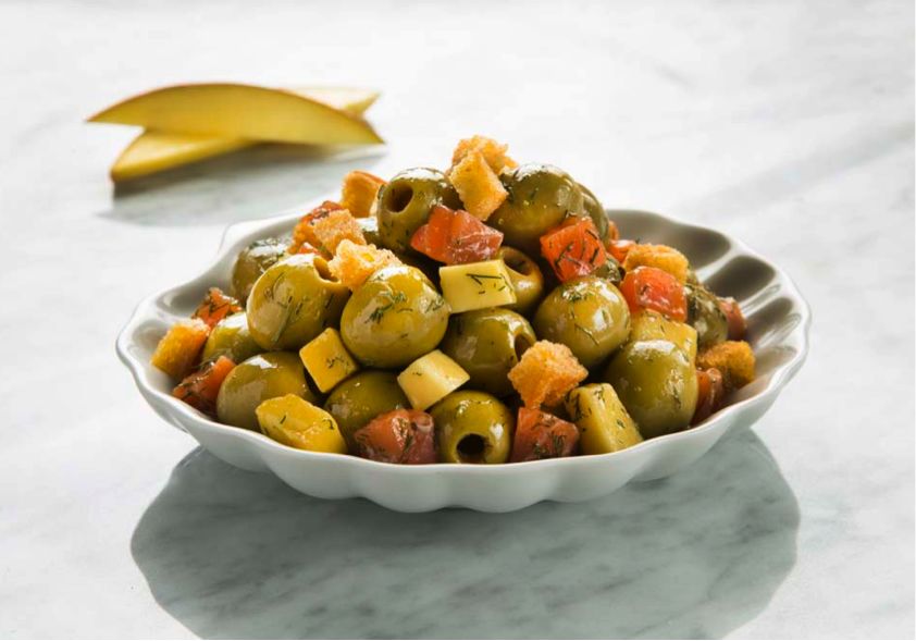 Aceitunas aliñadas con salmón ahumado y mango
