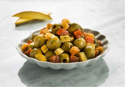 Aceitunas aliñadas con salmón ahumado y mango