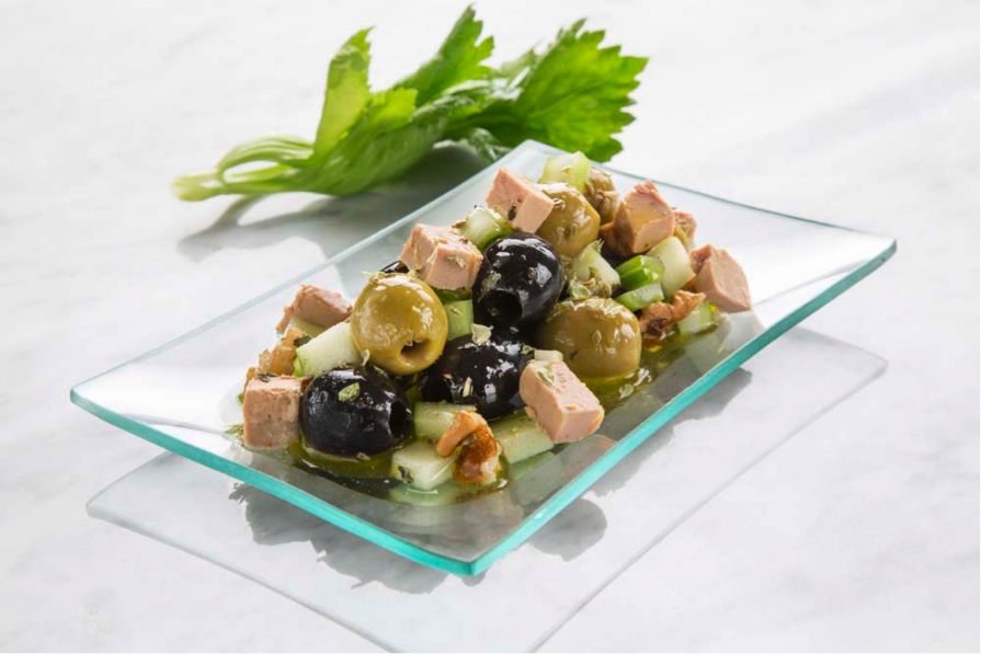 Aceitunas aliñadas con manzana, nueces y foie al cava