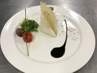 Mosaico de foie con queso de cabra y compota de manzana
