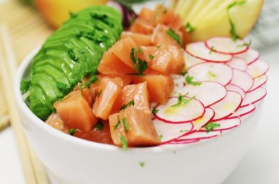 Poke de salmón, arroz basmati, aguacate, rábanos y manzana