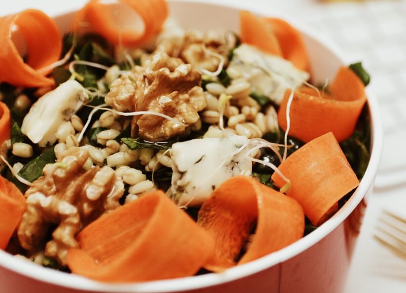 Ensalada de trigo, espinacas, gorgonzola y nueces
