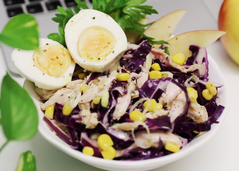 Ensalada de lombarda, maíz, manzana, pollo y huevo cocido