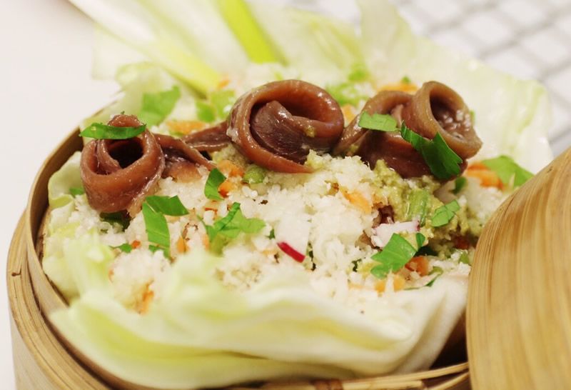Falso tabulé de cuscús de coliflor con manzana y anchoas