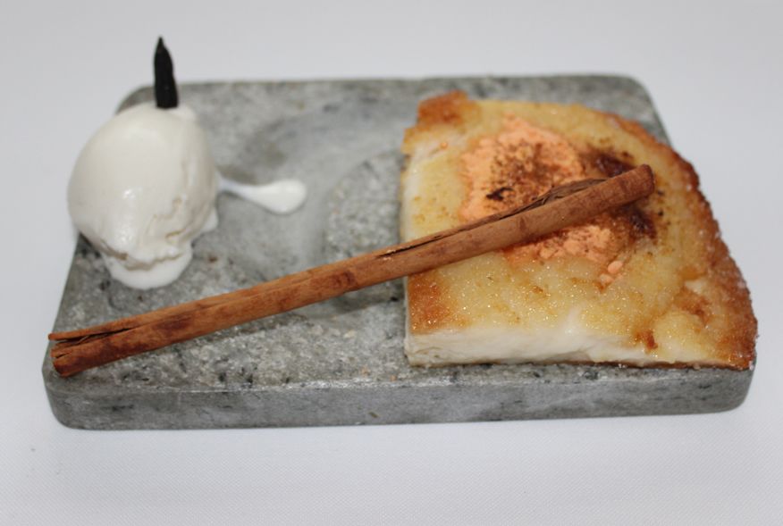 Torrija con costra de zanahoria, trampantojo de canela y helado de haba tonka