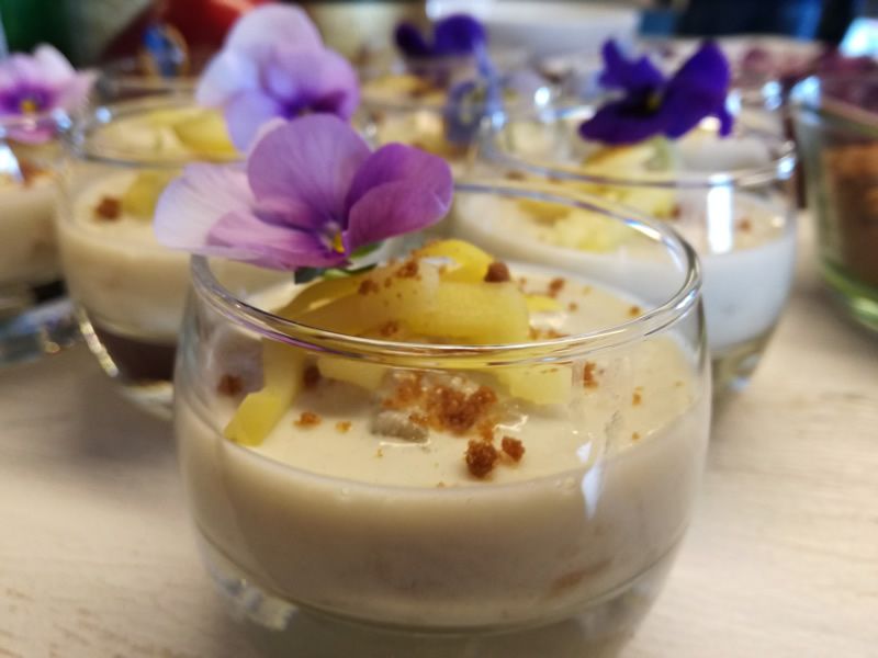 Panna cotta con manzana y flor de violeta