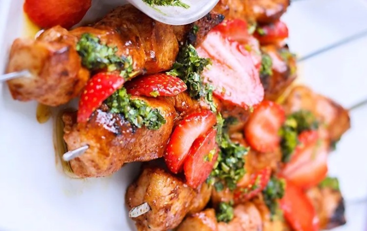 Brochetas de pollo con fresones y salsa de naranja