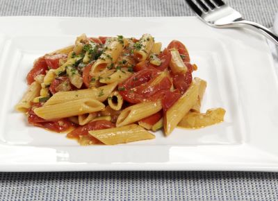 Macarrones con calabacín, berenjena y tomate cherry